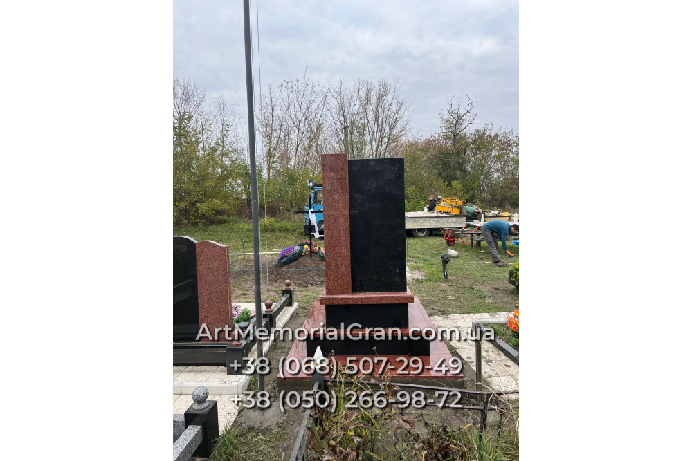 Пам'ятник військовому з червоного граніту 00892